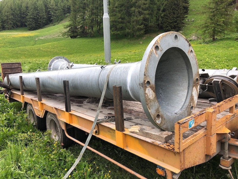 Pylon being transported away from Sainte Foy