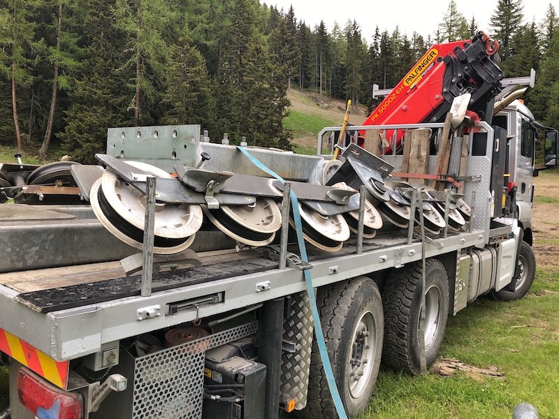 Pylon parts being transported away from Sainte Foy