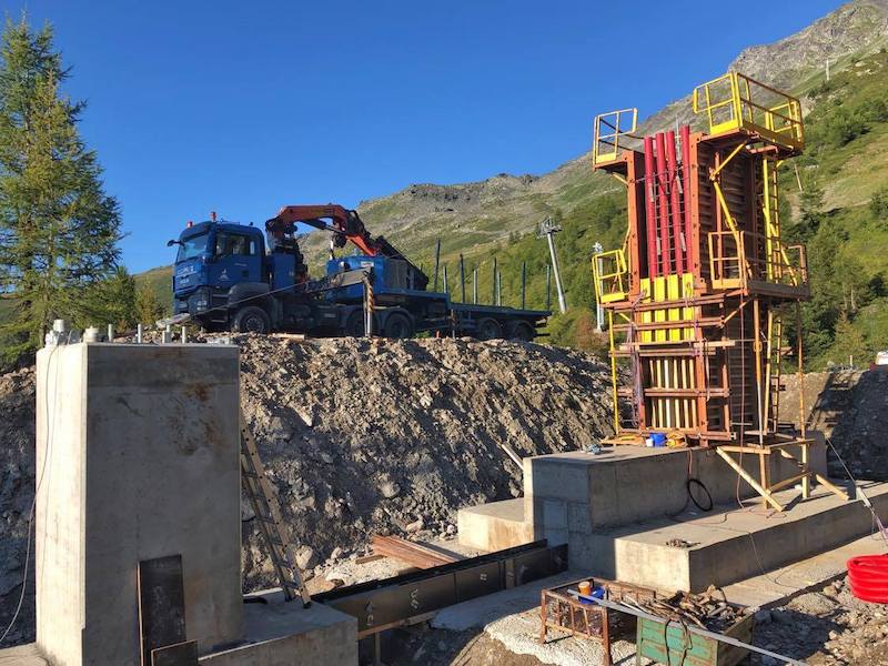 New Arpettaz chairlift on Sainte Foy landing station foundations