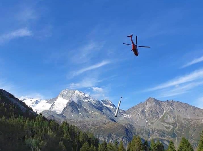 Helicopter delivering pylons into position on the new Arpettaz chairlift in Sainte Foy