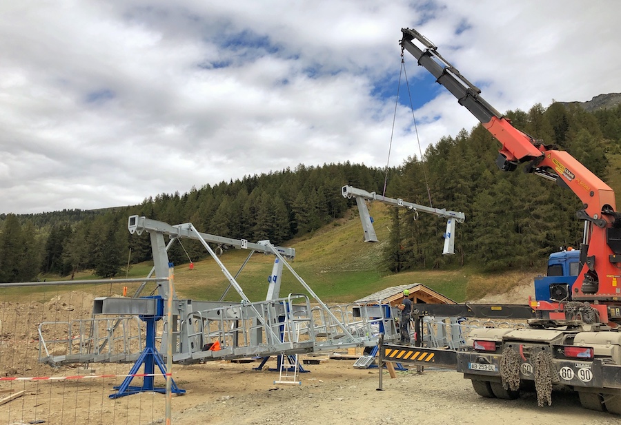 Constructing the overhead gantry and gallery wheels for the pylons on the new Arpettaz chairlift in Sainte Foy