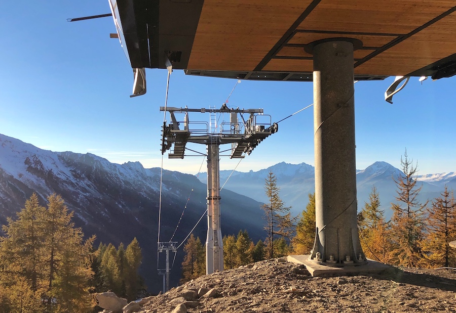 Cable at top station of the new Arpettaz chairlift in Sainte Foy