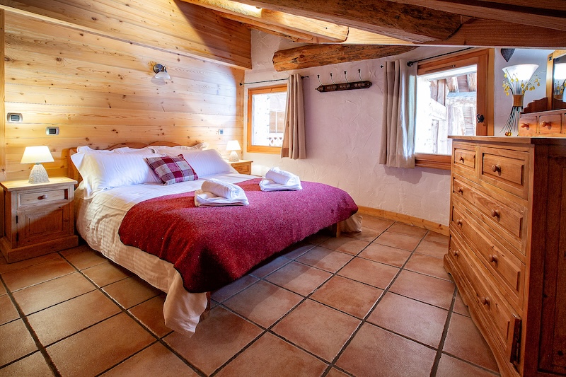 Chalet Le Refuge_Sainte Foy Tarentaise Ski Resort_Bedroom 1b_Ski holiday accommodation