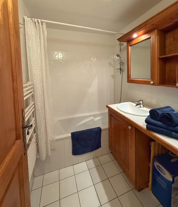 Piaf_Bathroom_Sainte Foy Accommodation